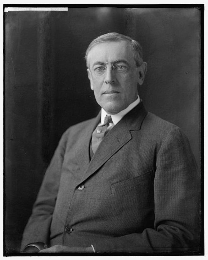 Woodrow Wilson var USA's præsident 1913-1921. Princippet om folkenes selvbestemmelsesret var centralt i Wilsons 14-punkts-program for en fredsslutning efter 1. Verdenskrigs afslutning. Woodrow Wilson var USA's præsident 1913-1921. Princippet om folkenes selvbestemmelsesret var centralt i Wilsons 14-punkts-program for en fredsslutning efter 1. Verdenskrigs afslutning.