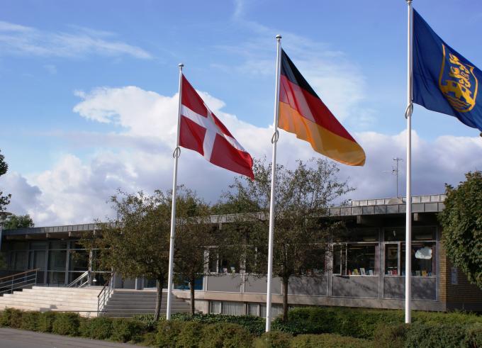 Haus Nordschleswig i Aabenraa er hovedsæde for det tyske mindretals politiske parti samt kulturelle og sociale organisationer.