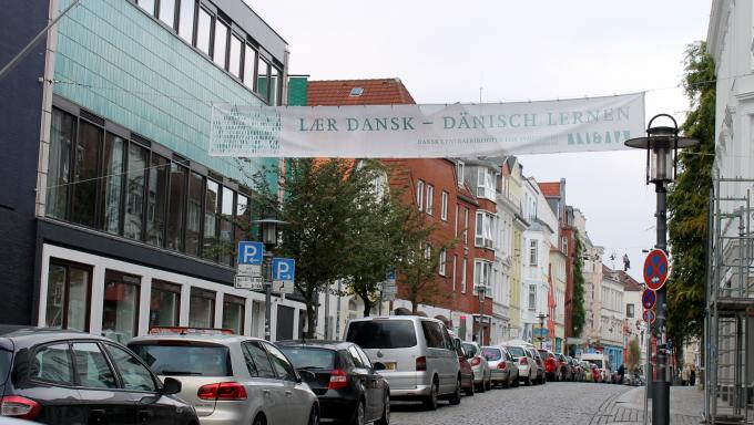 Det danske mindretalsbibliotek Dansk Centralbibliotek for Sydslesvig med banner om dansk sprogkursus.