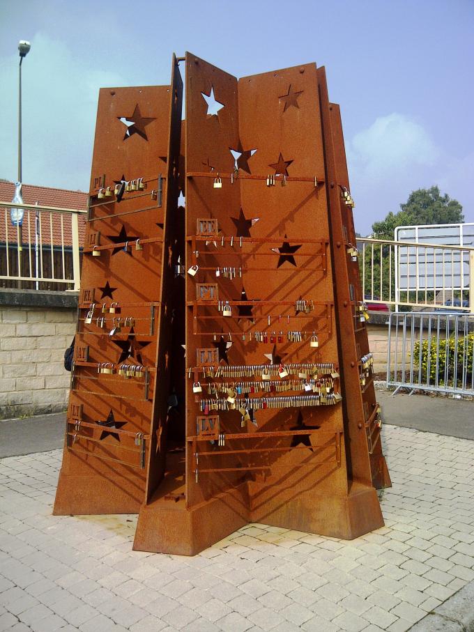 Skulpturen "E schlass fir Schengen" ("En lås for Schengen") i Schengen i Luxembourg blev indviet i 2013. Her kan besøgende udtrykke deres tilslutning til åbne grænser og fri bevægelighed ved at fastgøre en hængelås til skulpturen. Skulpturen "E schlass fir Schengen" ("En lås for Schengen") i Schengen i Luxembourg blev indviet i 2013. Her kan besøgende udtrykke deres tilslutning til åbne grænser og fri bevægelighed ved at fastgøre en hængelås til skulpturen.