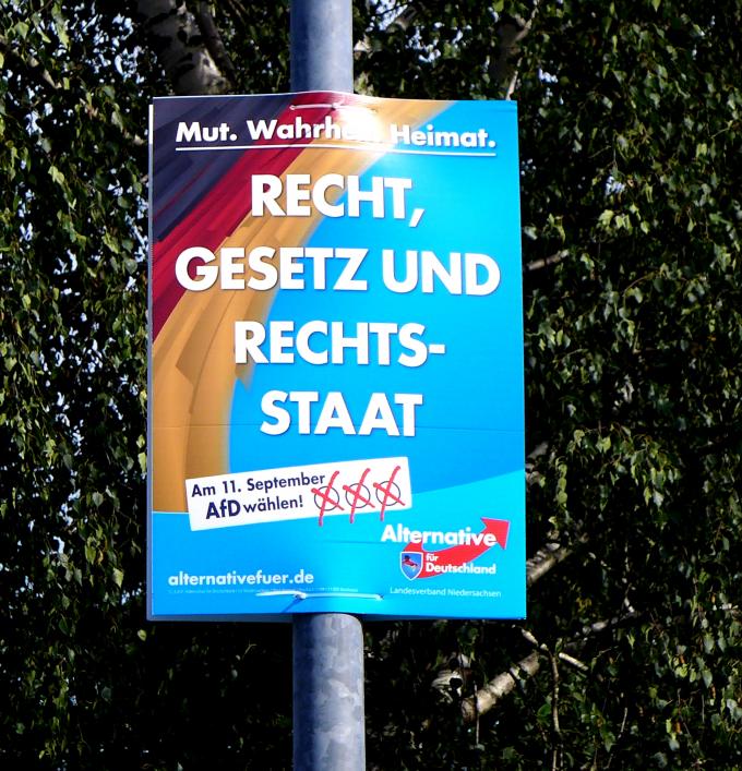 Valgplakat for det tyske højrenationale parti Alternative für Deutschland. På plakaten ses sloganet "Mut. Wahrheit. Heimat" ("Mod. Sandhed. Hjemstavn."). Valgplakat for det tyske højrenationale parti Alternative für Deutschland. På plakaten ses sloganet "Mut. Wahrheit. Heimat" ("Mod. Sandhed. Hjemstavn.").