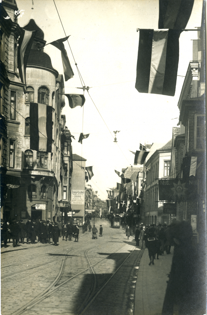 Nørregade i Flensborg smykket med flag i anledning af afstemningen om byens nationale tilhørsforhold. Primært ses Det Tyske Kejserriges sort-hvid-røde flag, men enkelte danske flag kan også skimtes. Nørregade i Flensborg smykket med flag i anledning af afstemningen om byens nationale tilhørsforhold. Primært ses Det Tyske Kejserriges sort-hvid-røde flag, men enkelte danske flag kan også skimtes.