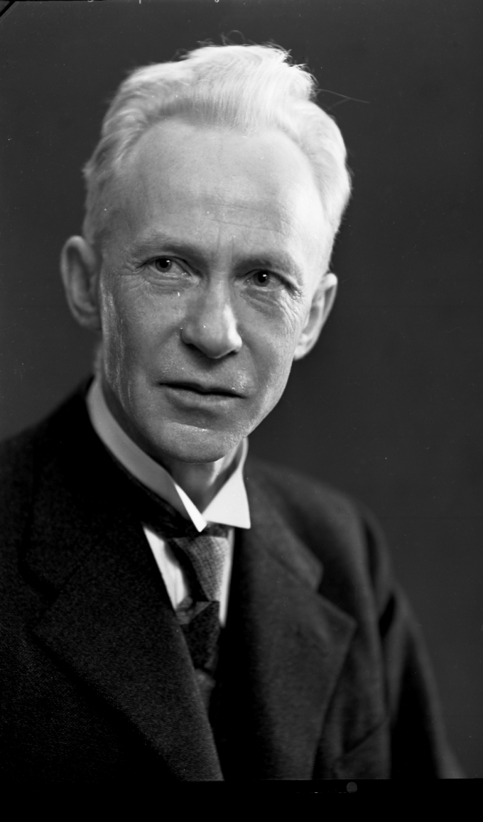 Ernst Christiansen var chefredaktør for Flensborg Avis indtil 1940. Ernst Christiansen var chefredaktør for Flensborg Avis indtil 1940.