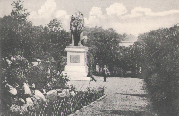 Istedløven på den gamle kirkegård i Flensborg før 1864. Istedløven på den gamle kirkegård i Flensborg før 1864.