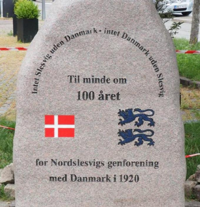 Genforeningsstenen på Frederiksberg blev indviet i 1920 og står i den del af Frederiksberg, der kaldes Den Sønderjyske By, som blev bygget året efter Genforeningen. Genforeningsstenen på Frederiksberg blev indviet i 1920 og står i den del af Frederiksberg, der kaldes Den Sønderjyske By, som blev bygget året efter Genforeningen.