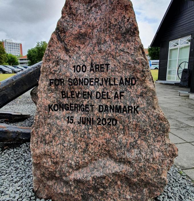 Med genforeningsstenen, der blev rejst i 2020, erindrer Odense Marineforening både Genforeningen og de dansksindede sønderjyske krigsdeltagere, der i 1919 ankom til Odense Havn efter at have været i fransk krigsfangenskab. Med genforeningsstenen, der blev rejst i 2020, erindrer Odense Marineforening både Genforeningen og de dansksindede sønderjyske krigsdeltagere, der i 1919 ankom til Odense Havn efter at have været i fransk krigsfangenskab.