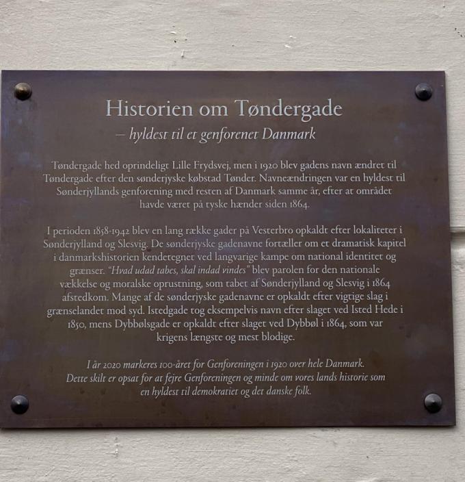 Mindeplade i Tøndergade, en af de københavnske gader, der tager navn efter steder i Sønderjylland. Mindeplade i Tøndergade, en af de københavnske gader, der tager navn efter steder i Sønderjylland.