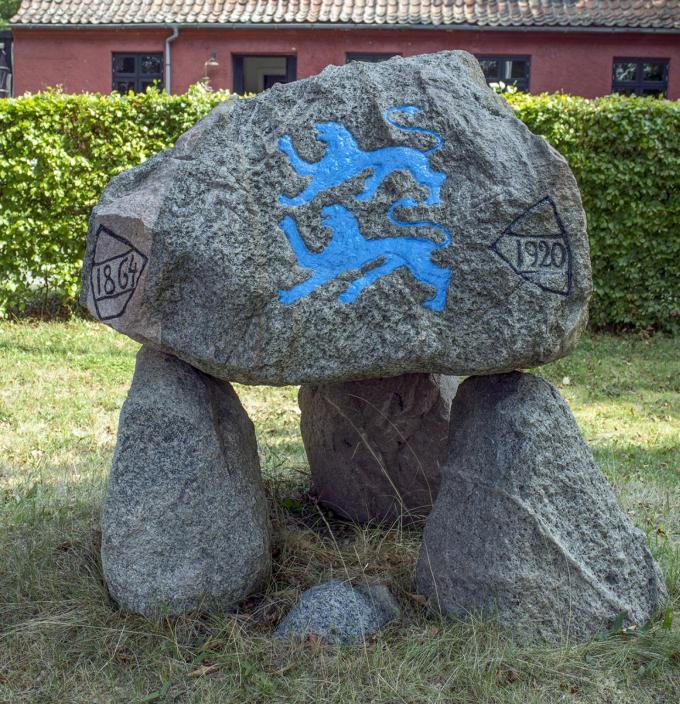Genforeningsstenen i Brundby er en af 5 genforeningssten på Samsø. Stenen blev rejst i 1920 og har form af en runddysse. Genforeningsstenen i Brundby er en af 5 genforeningssten på Samsø. Stenen blev rejst i 1920 og har form af en runddysse.