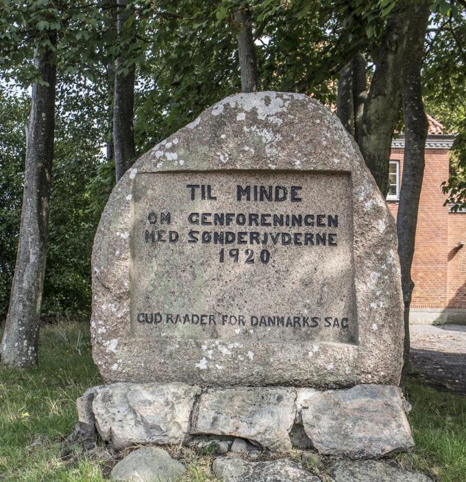 Genforeningsstenen i Nordby på Samsø blev afsløret den 9. oktober 1921. Genforeningsstenen i Nordby på Samsø blev afsløret den 9. oktober 1921.