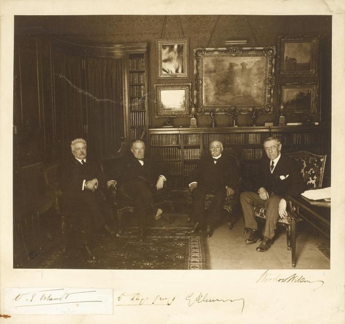 De såkaldte "Fire Store" ved fredskonferencen i Versailles. Fra venstre ses Italiens statsminister Vittorio Orlando, Storbritanniens premierminister David Lloyd George, Frankrigs premierminister Georges Clemenceau og USA's præsident Woodrow Wilson. De såkaldte "Fire Store" ved fredskonferencen i Versailles. Fra venstre ses Italiens statsminister Vittorio Orlando, Storbritanniens premierminister David Lloyd George, Frankrigs premierminister Georges Clemenceau og USA's præsident Woodrow Wilson.