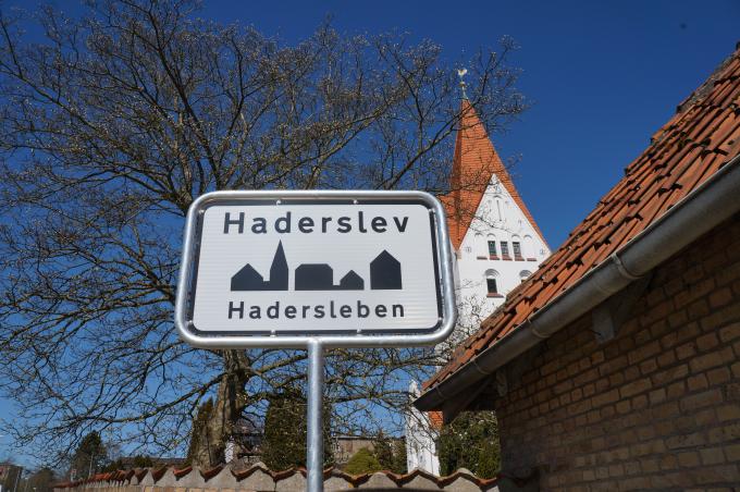 I 2015 opsatte Haderslevs borgmester tosprogede byskilte i byen. Skiltene gav anledning til heftig debat og blev efter få dage fjernet af ukendte gerningsmænd. 