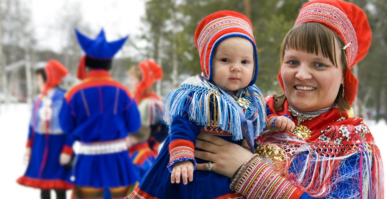 Samerne er i dag officielt anerkendt som nationalt mindretal i Norge, Sverige og Finland og har deres eget parlament og en række andre rettigheder. Fra midten af 1800-tallet til 1950'erne var samerne udsat for en streng assimilationspolitik. Samerne er i dag officielt anerkendt som nationalt mindretal i Norge, Sverige og Finland og har deres eget parlament og en række andre rettigheder. Fra midten af 1800-tallet til 1950'erne var samerne udsat for en streng assimilationspolitik.