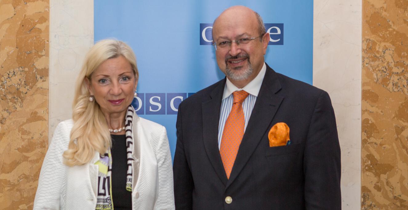 Lamberto Zannier (til højre) er Højkommissær for Nationale Mindretal i Organization of Security and Co-operation in Europe (OSCE). Højkommissærens opgave er blandt andet at identificere og adressere etniske spændinger, der potentielt kan udvikle sig til konflikter. Her fotograferet med den estiske ambassadør Eve-Külli Kala. Lamberto Zannier (til højre) er Højkommissær for Nationale Mindretal i Organization of Security and Co-operation in Europe (OSCE). Højkommissærens opgave er blandt andet at identificere og adressere etniske spændinger, der potentielt kan udvikle sig til konflikter. Her fotograferet med den estiske ambassadør Eve-Külli Kala.