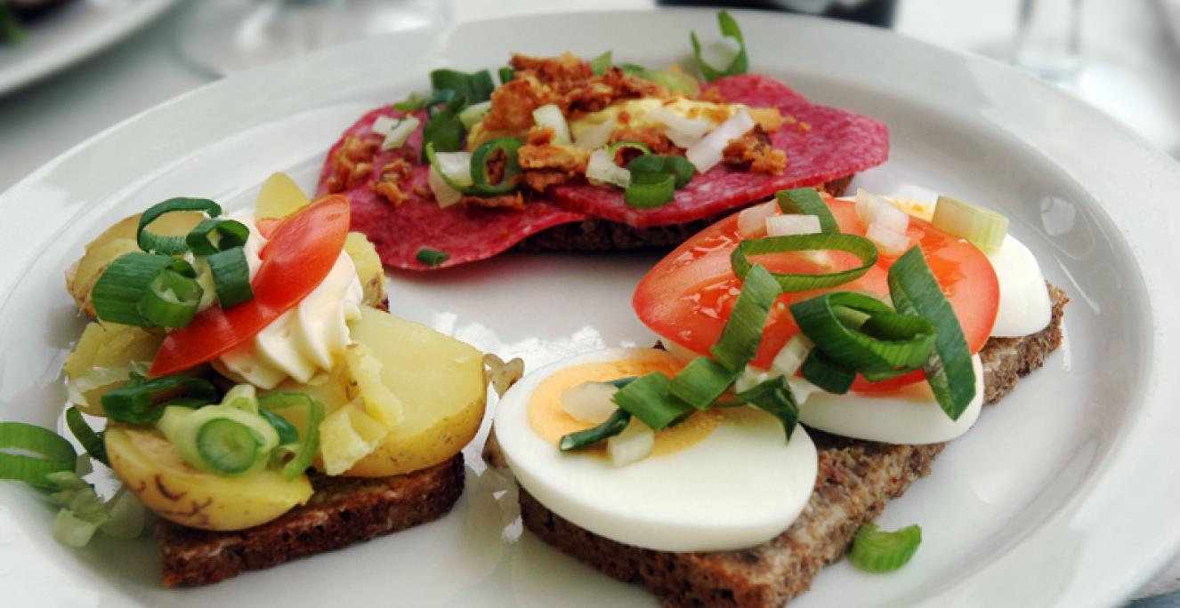 Smørrebrød opfattes af mange - både danskere og udlændinge - som noget særligt dansk. Smørrebrød opfattes af mange - både danskere og udlændinge - som noget særligt dansk.