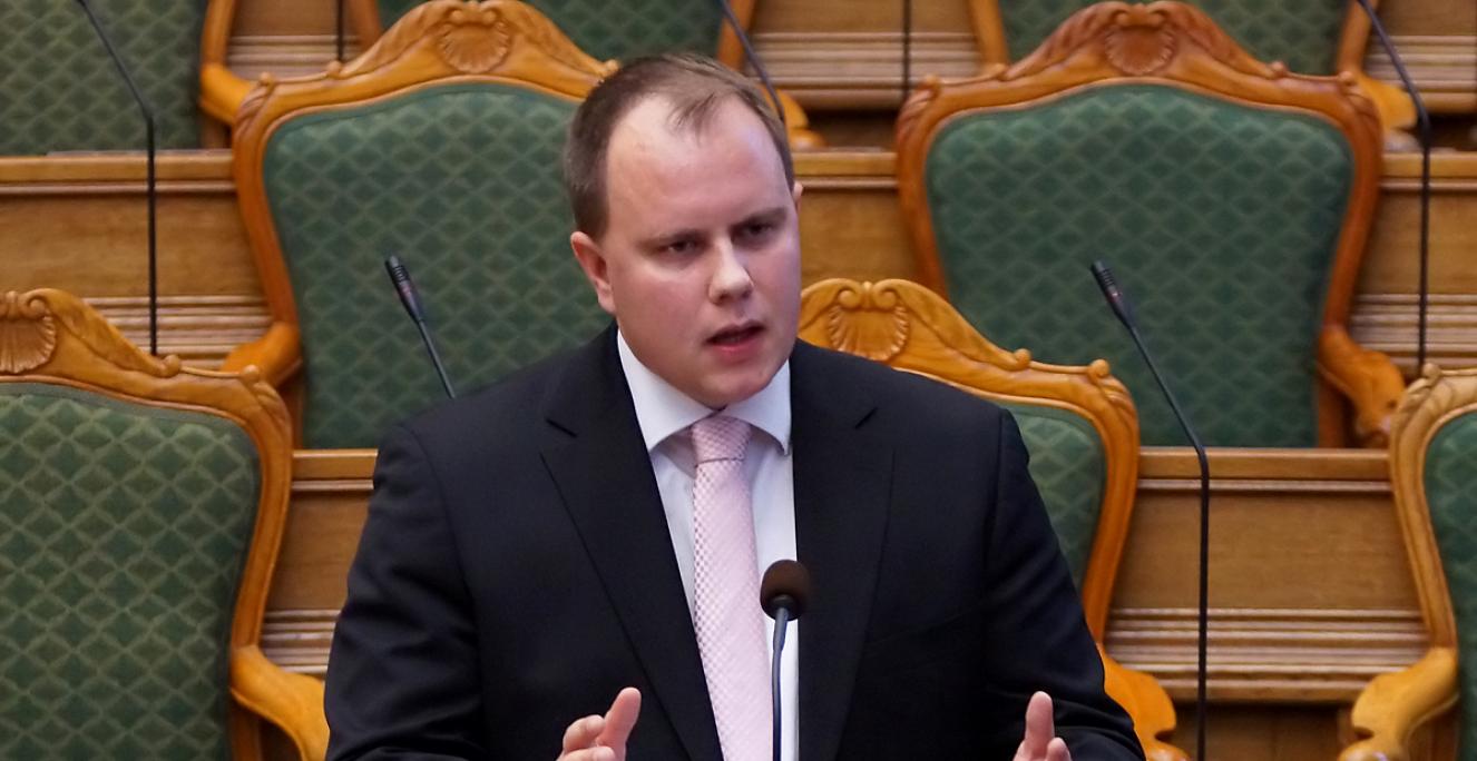 Martin Henriksen (DF) taler ved et møde i Folketinget i december 2012. Martin Henriksen (DF) taler ved et møde i Folketinget i december 2012.