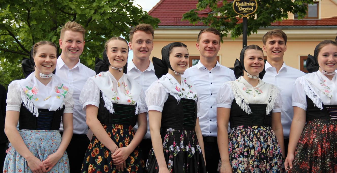 De cirka 50.000 medlemmer af det sorbiske mindretal har hjemme i den østtyske region Lausitz. Her ses en gruppe unge sorbere i traditionel klædedragt.