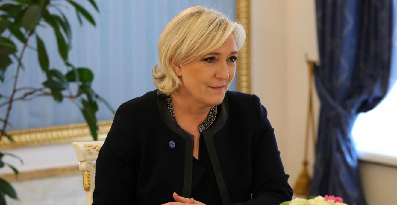 Marine Le Pen har siden 2011 været formand for det franske højrenationale parti Front National, der i 2018 skiftede navn til Rassemblement National ("National samling"). Marine Le Pen har siden 2011 været formand for det franske højrenationale parti Front National, der i 2018 skiftede navn til Rassemblement National ("National samling").