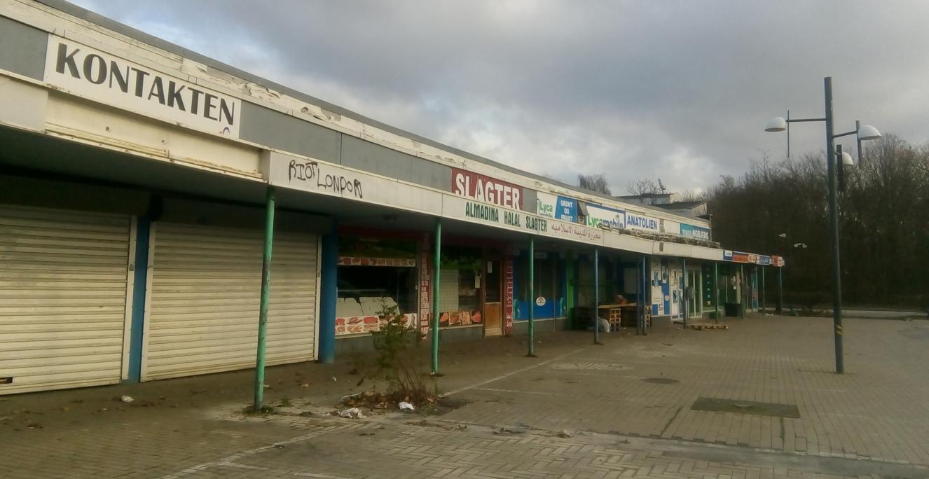 Boligområdet Tingbjerg i det nordvestlige København har været på regeringens liste over ghettoområder hvert år siden 2013. På billedet ses Lille Torv, den ene af områdets torvepladser, der i 2018 blev frasolgt til nye butikslokaler og private boliger. Boligområdet Tingbjerg i det nordvestlige København har været på regeringens liste over ghettoområder hvert år siden 2013. På billedet ses Lille Torv, den ene af områdets torvepladser, der i 2018 blev frasolgt til nye butikslokaler og private boliger.