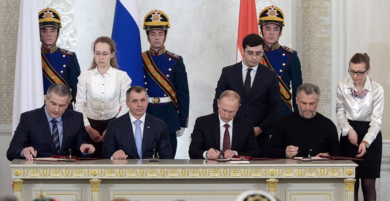 Ruslands præsident Vladimir Putin og andre embedsmænd underskriver Traktaten om Republikken Krims indtrædelse i Den Russiske Føderation efter folkeafstemningen om Krims tilhørsforhold i marts 2014. Ruslands præsident Vladimir Putin og andre embedsmænd underskriver Traktaten om Republikken Krims indtrædelse i Den Russiske Føderation efter folkeafstemningen om Krims tilhørsforhold i marts 2014.