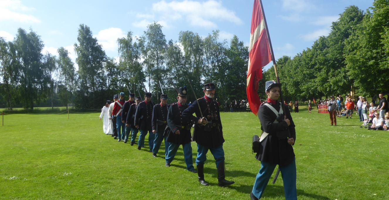 Reenactmentgruppen Jydske Landsoldater marcherer ved Krigshistorisk Festival i Rødovre. Reenactmentgruppen Jydske Landsoldater marcherer ved Krigshistorisk Festival i Rødovre.