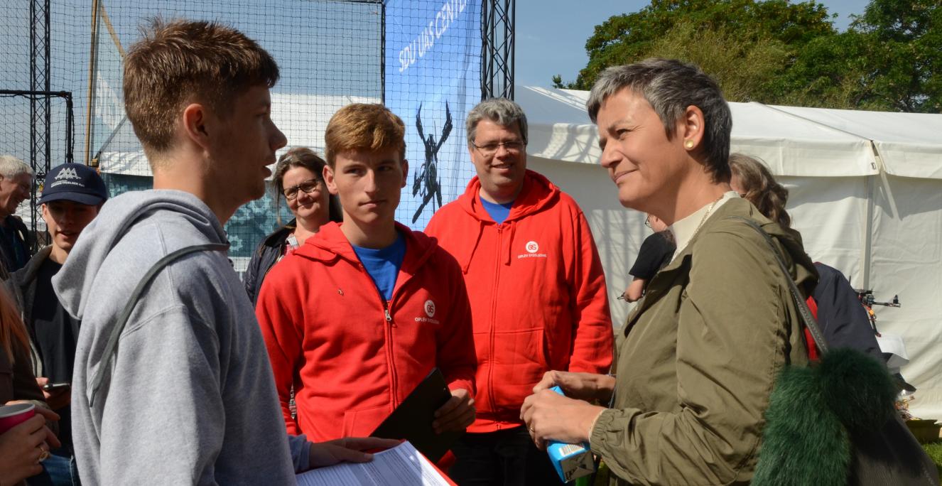 Sydslesvigske elevambassadører i dialog med EU's konkurrencekommissær Margrethe Vestager på Folkemødet på Bornholm i 2017.