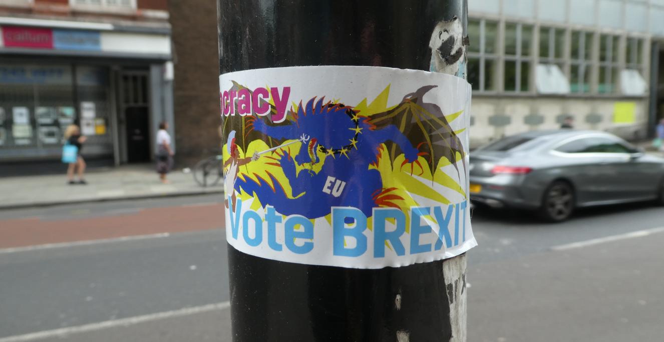 Den britiske befolkning stemte i 2016 for Storbritanniens udtrædelse af EU. Her ses et klistermærke med Brexit-agitation i gadebilledet. Den britiske befolkning stemte i 2016 for Storbritanniens udtrædelse af EU. Her ses et klistermærke med Brexit-agitation i gadebilledet.