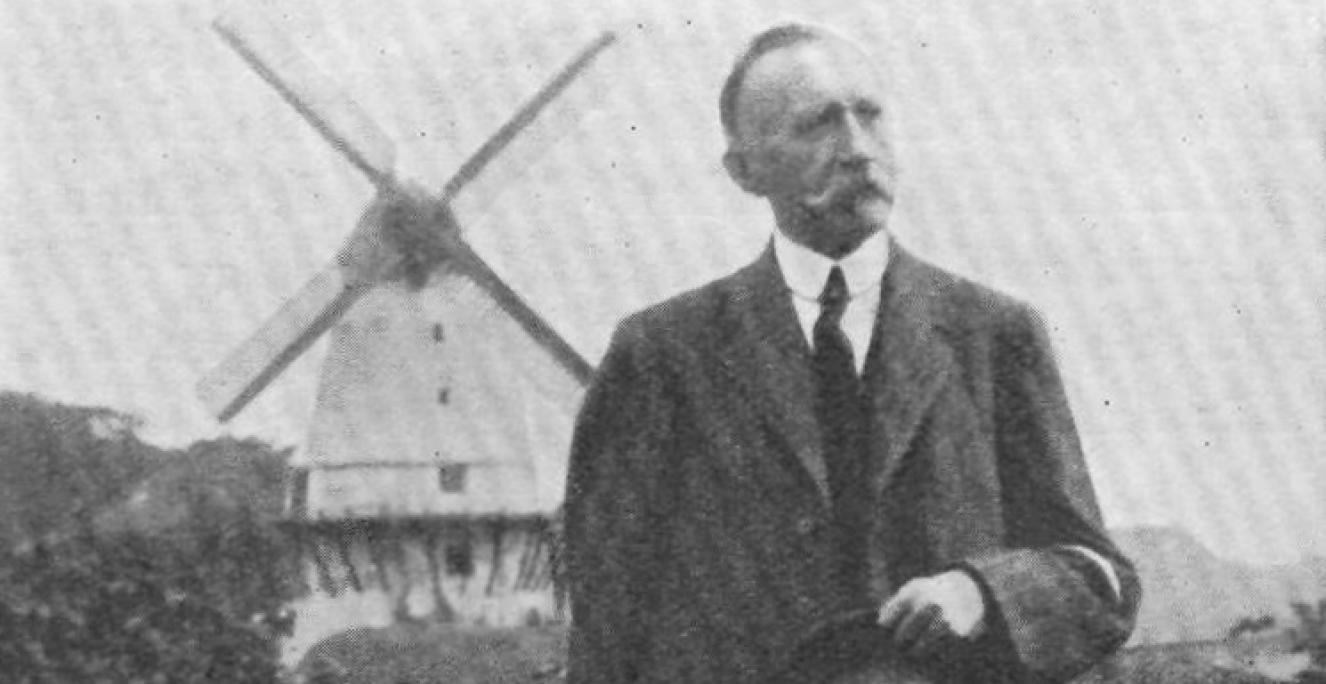 H.P. Hanssen med Dybbøl Mølle i baggrunden. H.P. Hanssen med Dybbøl Mølle i baggrunden.