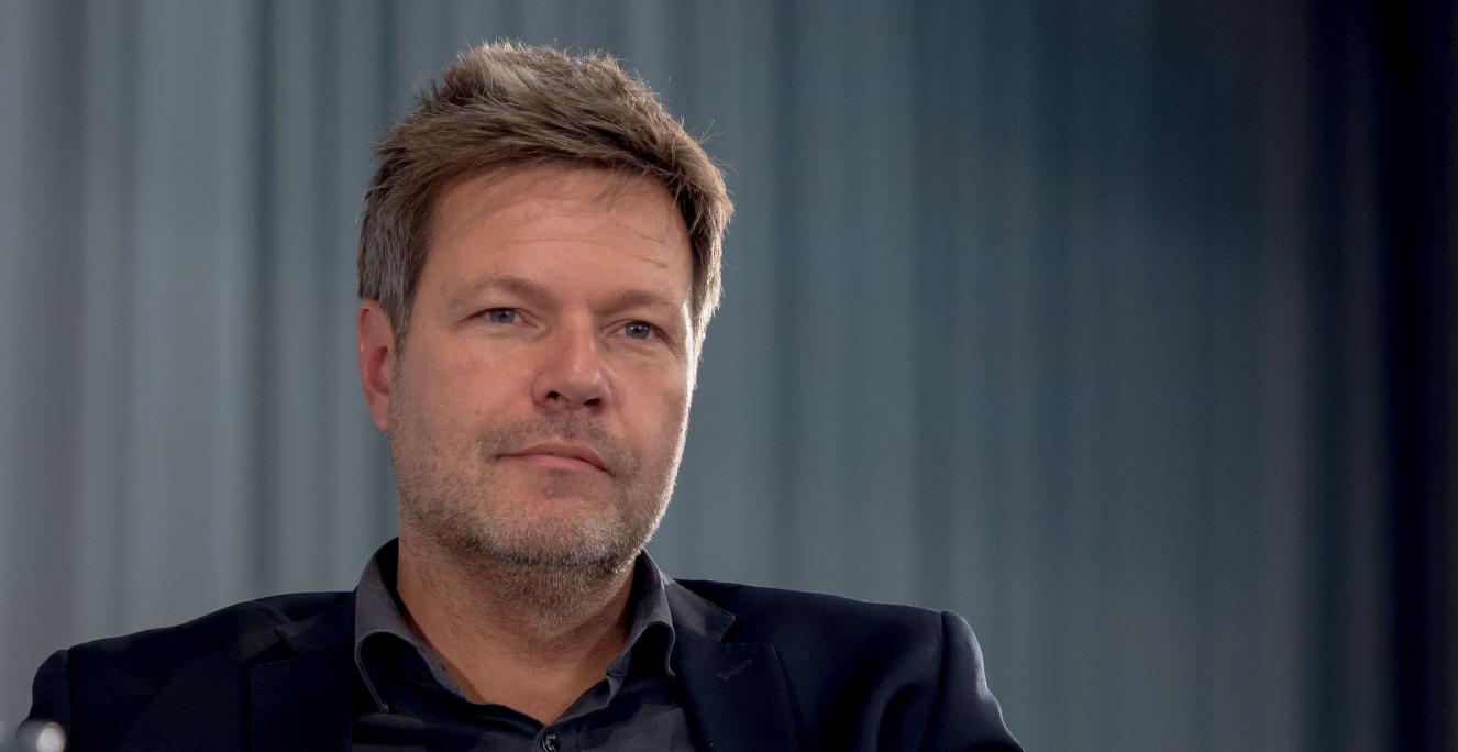 Robert Habeck har siden 2018 været den ene af de to formænd for partiet Die Grünen ("De grønne"). Robert Habeck har siden 2018 været den ene af de to formænd for partiet Die Grünen ("De grønne").
