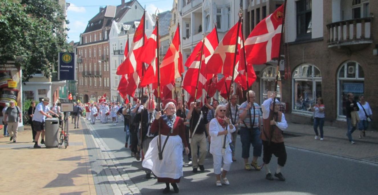 Medlemmer af det danske mindretal til årsmødeoptog i Flensborg i 2017. Medlemmer af det danske mindretal til årsmødeoptog i Flensborg i 2017.
