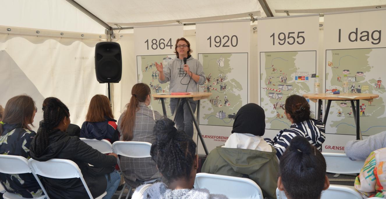 Ung fra det danske mindretal i Sydslesvig holder oplæg ved Ungdommens Folkemøde.