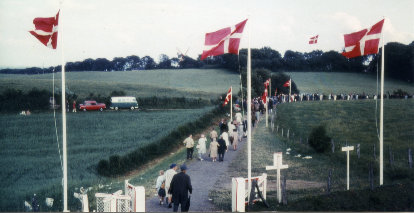 Festdeltagere forlader festpladsen ved genforeningsfesten i Dybbøl i juli 1970. Festdeltagere forlader festpladsen ved genforeningsfesten i Dybbøl i juli 1970.