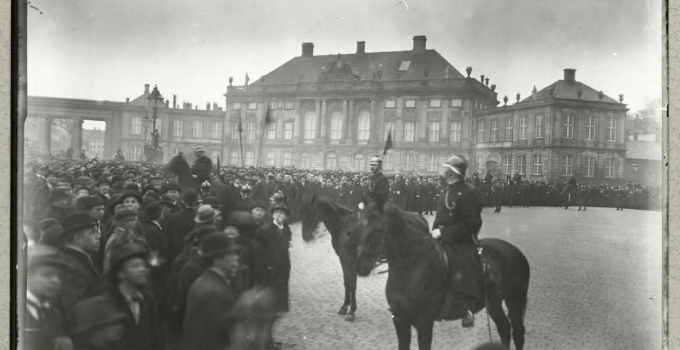 Demonstration på Amalienborg Slotsplads  1920