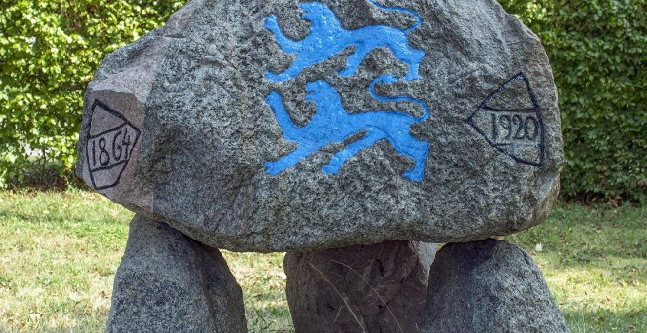 Genforeningsstenen i Brundby er en af 5 genforeningssten på Samsø. Stenen blev rejst i 1920 og har form af en runddysse. Genforeningsstenen i Brundby er en af 5 genforeningssten på Samsø. Stenen blev rejst i 1920 og har form af en runddysse.