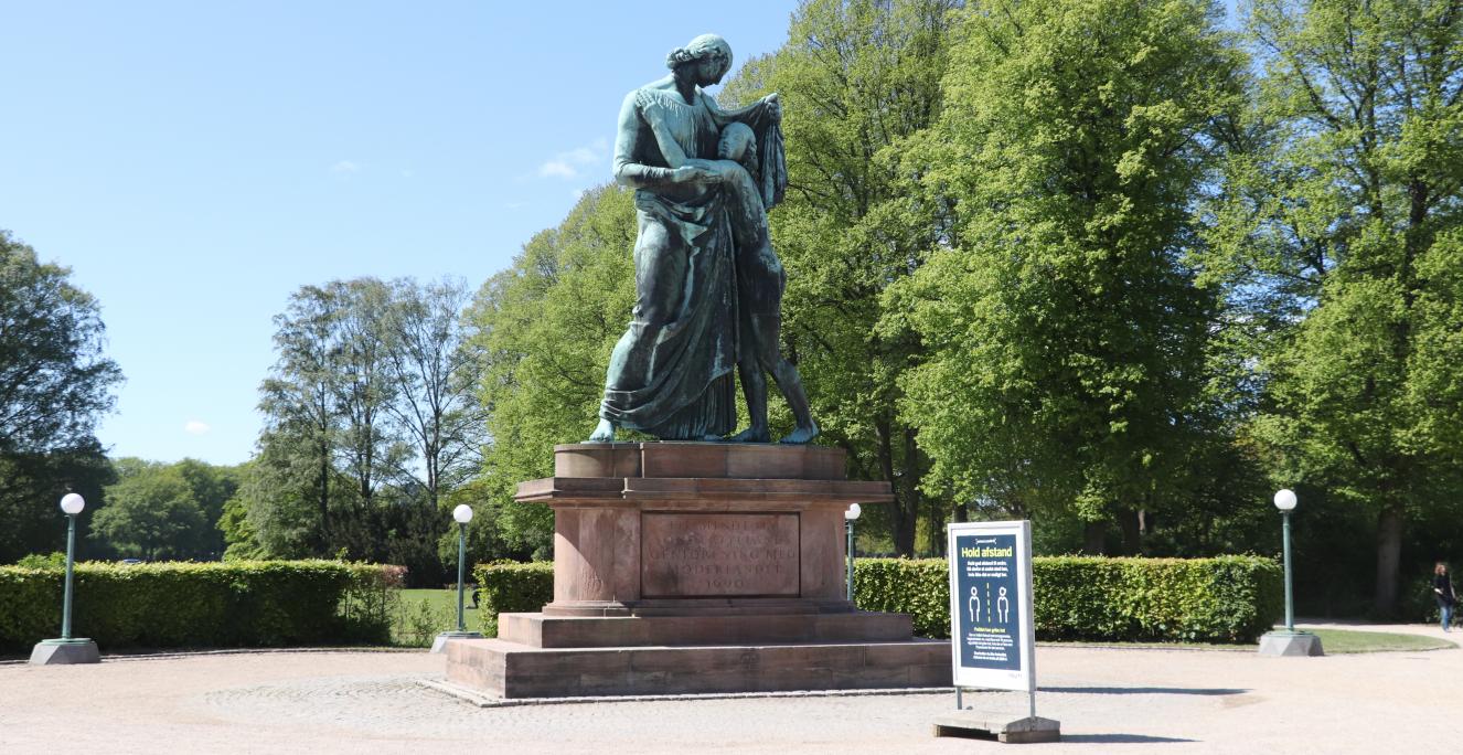 Genforeningsmonumentet ved Trianglen i København er udført af billedhugger Axel Poulsen og blev afsløret i 1930. Her ses monumentet ved et genforeningsmøde i maj 2020.