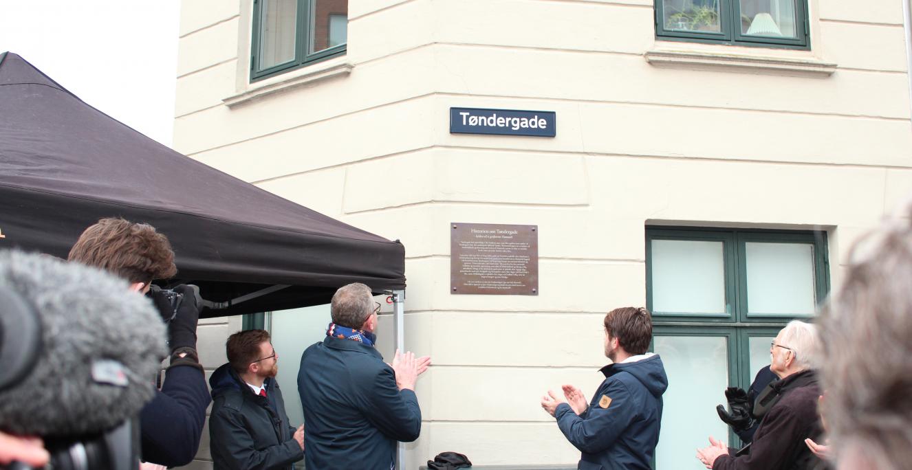 I februar 2020 indviede transportminister Benny Engelbrecht (S) (tv.), Tønder-borgmester Henrik Frandsen (V) (i midten) og Jonas Bjørn Jensen (S), medlem af Københavns Borgerrepræsentation,  en mindeplade for Genforeningen på Tøndergade på Vesterbro, København.