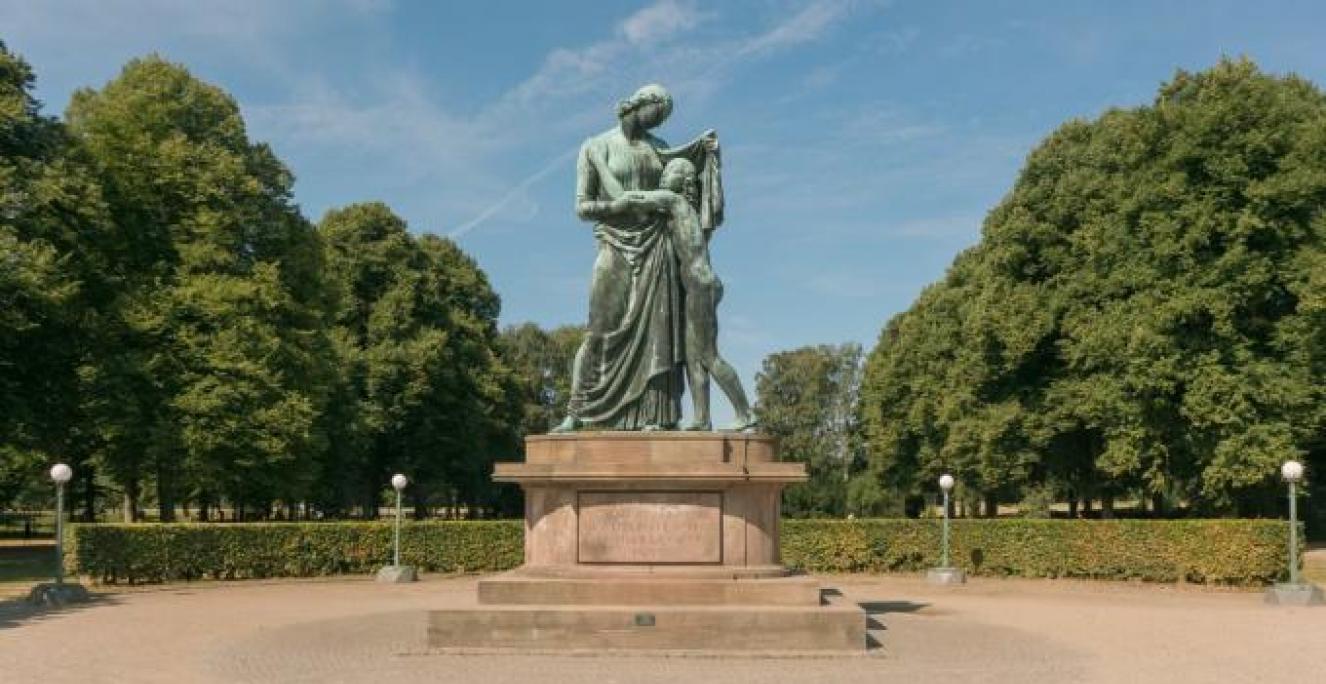Det lyder som et Eventyr / et Sagn fra gamle Dage; / en røvet Datter, dybt begrædt / er kommen frelst tilbage! Sådan lyder det i Henrik Pontoppidans digt fra 1918. Den udbredte fremstilling af Danmark som en moderskikkelse og Sønderjylland som en genfundet datter ses også på genforeningsmonumentet ved Fælledparken i København fra 1930. Det lyder som et Eventyr / et Sagn fra gamle Dage; / en røvet Datter, dybt begrædt / er kommen frelst tilbage! Sådan lyder det i Henrik Pontoppidans digt fra 1918. Den udbredte fremstilling af Danmark som en moderskikkelse og Sønderjylland som en genfundet datter ses også på genforeningsmonumentet ved Fælledparken i København fra 1930.
